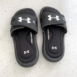 Under Armour flip flops size 11kids